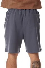 Bermuda gris de algodón premium con logo Vernal estampado en color mostaza, bolsillos laterales y trasero, cintura elástica con cordón ajustable y corte relajado.