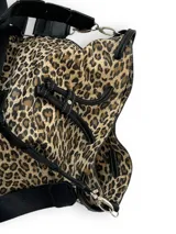 Bolso tipo marinero con estampado animal print, doble correa: una corta de cuero para usar al hombro y otra larga de tela para usar cruzado.