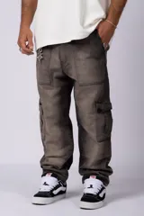 Pantalón cargo de jean con lavado ácido en tono gris, corte holgado, bolsillos laterales tipo cargo y bolsillos frontales tipo parche.