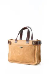 Bolso tipo tote de cuero color beige con detalles en marrón. Tiene doble asa corta y correa larga desmontable.