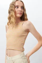 Crop top a rayas horizontales celestes y blancas, sin mangas y de corte ajustado.