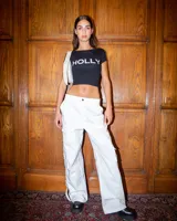 Pantalón cargo blanco de gabardina con tiro medio/bajo y corte relaxed fit.