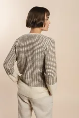 Cardigan tejido de lana color beige con diseño de waffle en blanco.