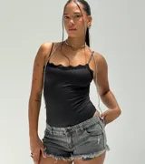 Body negro de tirantes finos con escote adornado con encaje festoneado.