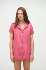 Vestido camisero de algodón con diseño a rayas verticales en tono amarillo claro, cuello solapa y cierre frontal de botones.