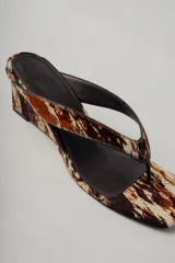 Sandalias negras con plataforma y taco de cuña.