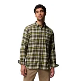Camisa de manga larga Columbia confeccionada en franela elástica con diseño de cuadros en tonos verde, amarillo y blanco. Presenta cuello clásico, cierre frontal con botones y un bolsillo en el pecho con etiqueta de la marca.