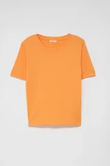 Camiseta de manga corta color naranja, con cuello redondo y puños en las mangas.