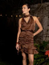 Top marrón con lunares blancos, reversible, con opción de escote halter o en V y detalle de puntilla negra.