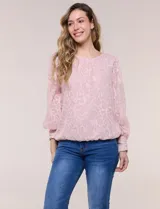Blusa rosada de organza con textura devoré floral, escote bote y mangas largas abullonadas terminadas en puños anchos con botones. Presenta calce semi holgado con ruedo elastizado y forro interno.
