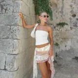 Top strapless blanco ajustado al cuerpo.