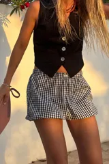 Short con elástico en cintura y pierna, con estampado de cuadrillé blanco y negro.