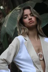 Chaqueta color beige con solapas y detalles en blanco.