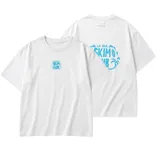 Remera blanca de manga corta con estampado gráfico en color celeste en el pecho y en la espalda con la inscripción "La Ola Skim Club" y diseño de palmera.