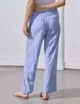 Pantalón de lino estampado a rayas verticales azules y blancas, marca DASH. Tiene pretina ancha elastizada con lazo ajustable.