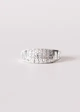 Anillo plateado con frente de zirconias dispuestas en tres filas.