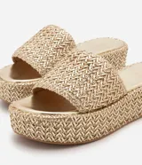 Sandalia flatform color beige con superficie trenzada, sin cierre, con tira ancha y puntera redonda.