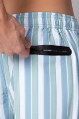 Short de baño con diseño de rayas verticales en blanco y negro, con cintura elástica ajustable mediante cordón y logo metálico pequeño en el ruedo.