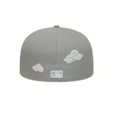 Gorro New Era 59Fifty de visera plana, color gris, con el logo de Los Angeles Dodgers bordado en blanco en relieve al frente, acompañado de aplicaciones de nubes bordadas con perlas sintéticas.