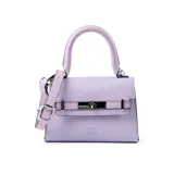 Cartera chica tipo bandolera de símil cuero color lila, con solapa, asa fija y correa regulable y desmontable. Cuenta con herrajes plateados y cierre de broche frontal.