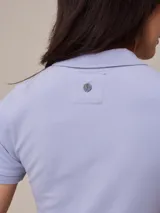 Polo blanco de algodón con elastano, de corte ajustado y mangas cortas.