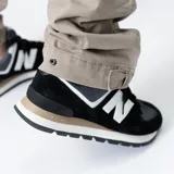 Pantalón utilitario color beige con bajo ajustable, bolsillos laterales y traseros.