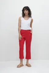 Pantalón capri de lino color rojo, con bolsillos laterales y cierre con botón a presión.