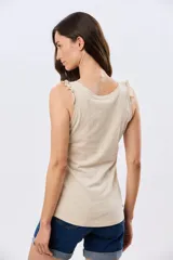 Musculosa azul marino con escote redondo y tirantes decorados con volados fruncidos.
