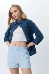 Short a rayas verticales celestes y blancas con elástico en la cintura.