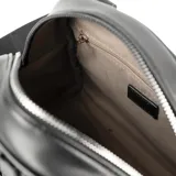 Cartera tipo baúl color negro con diseño tejido. Tiene doble asa corta, correa larga regulable y herrajes plateados.