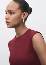 Camiseta sin mangas de cuello redondo, tirantes anchos y diseño entallado de tejido elástico.