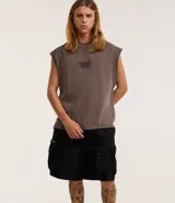 Bermuda masculina de poliéster color negro, corte baggy cropped, con cintura elástica ajustable con cordón y bolsillos funcionales.