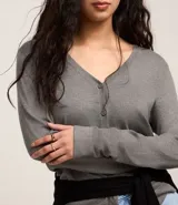 Cardigan de punto fino color gris, con escote en V, cierre frontal con botones y mangas largas. Confeccionado en una mezcla de viscosa y poliamida.