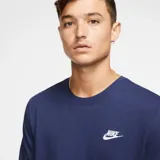 Remera Nike Sportswear de manga corta y cuello redondo en color azul marino, con el logo Futura bordado en blanco en el pecho.