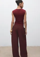 Camiseta sin mangas de cuello redondo, tirantes anchos y diseño entallado de tejido elástico.