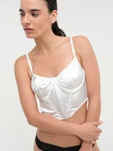 Corset blanco de satén con copas preformadas, ballenas y breteles finos regulables.
