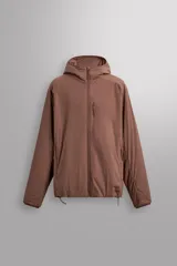 Cazadora técnica acolchada color marrón, con capucha, cierre frontal de cremallera, bolsillos laterales con cremallera oculta y bajo ajustable con elásticos.