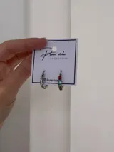 Par de aros tipo argolla de acero quirúrgico, decorados con una hilera de cristales de colores.