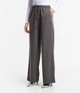 Pantalón recto gris de viscosa, con cintura elástica, cordón de ajuste y bolsillos laterales.