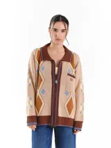 Campera tejida en jacquard con cierre frontal, cuello tipo polo y bolsillos delanteros. Diseño multicolor con estampado geométrico de rombos y detalles bordados a mano.
