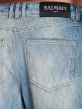 Pantalón de jean celeste con patrón de rombos, corte recto y tiro medio.
