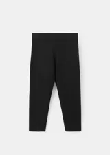 Pantalón capri negro de punto elástico, con ajuste ceñido al cuerpo y largo por debajo de las rodillas.