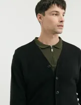 Cardigan de punto con escote en V, cierre frontal con botones, manga larga y detalles de tejido menguado en las sisas.