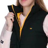 Chaleco acolchado negro con cuello alto y cierre frontal con cremallera. Cuenta con bolsillos laterales con cierre y logo de la marca bordado en el pecho. Diseño reflectante en la espalda y cordones ajustables en el dobladillo.