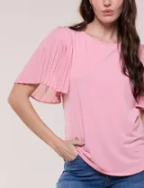 Blusa blanca de silueta suelta con escote redondo y mangas cortas estilo mariposa confeccionadas en tela plisada translúcida.