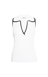 Top polo Pat de la marca Le Lis Blanc, de tejido acanalado en color blanco con detalles de ribetes negros en el cuello y la solapa. Presenta un diseño sin mangas, corte al cuerpo y escote en V profundo con cuello tipo polo.
