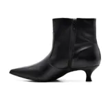Bota corta de cuero negro, con punta fina y taco kitten heel.