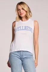 Musculosa blanca de corte clásico con sisas amplias y cuello redondo, con estampado frontal 'WELLNESS' en tono celeste.