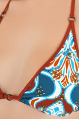 Top de bikini estilo triángulo con tirantes finos ajustables para atar al cuello y a la espalda. Presenta un estampado colorido en tonos terracota, turquesa y blanco, con detalles de apliques metálicos dorados.