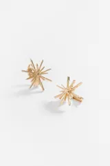 Par de caravanas con diseño de estrella de múltiples puntas en color plateado, con sistema de cierre tipo clip.